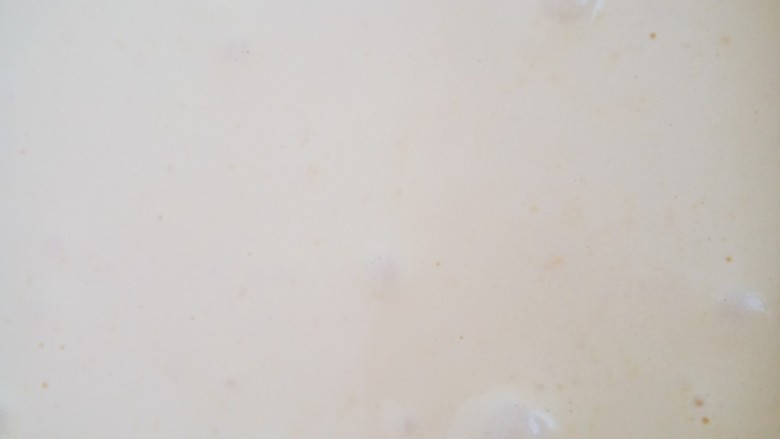 奶干蛋糕,将剩余的蛋白全部加入翻拌均匀。