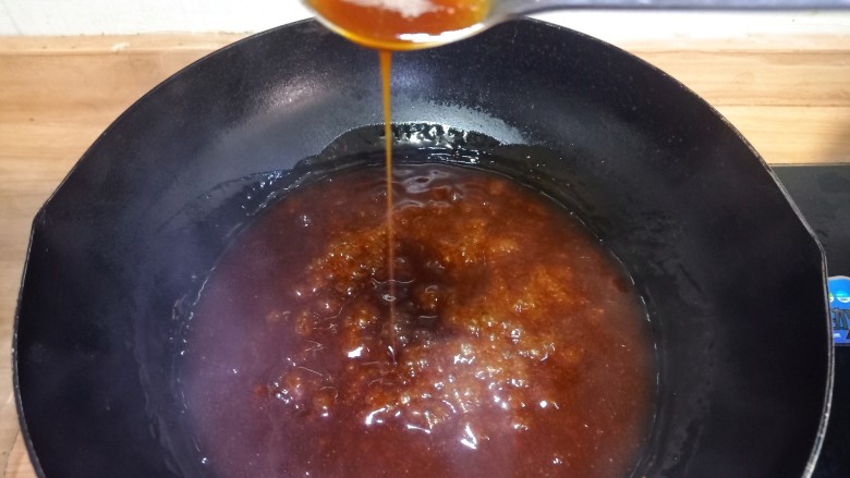皮蛋炒青椒,烧至如图粘稠状拉丝，即可