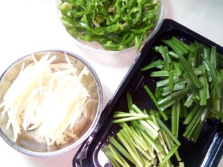 夏日小炒,青椒、仔姜切丝，韭菜切段。