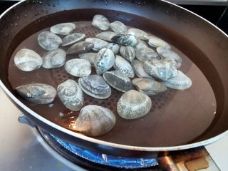 花蛤丝瓜汤,花蛤冷水入锅