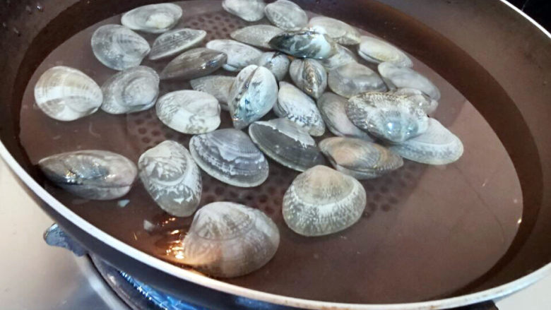 花蛤丝瓜汤,花蛤冷水入锅
