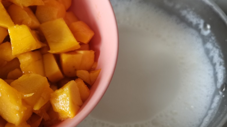 芒果布丁,牛奶烧开放入芒果搅匀