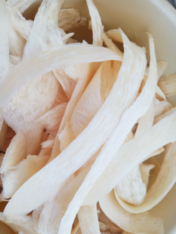 杏鲍菇拌皮蛋,用刮皮器刮成长长的细条。