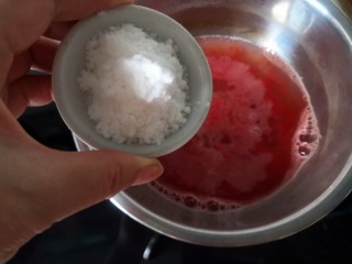西瓜冻,加入凉粉，搅拌均匀