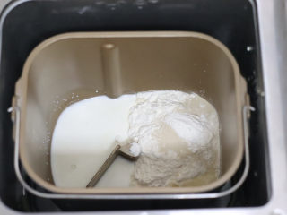 双色花卷馒头,除了菠菜粉，把所有食材的一半混合放入面包机里和成原色面团。
