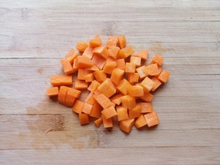 凉拌蒜蓉西兰花,胡萝卜洗干净切成小丁。