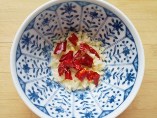 凉拌蒜蓉西兰花,干红辣椒掰成小段，和蒜蓉一起放入小碗里。