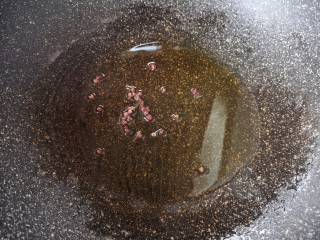 凉拌蒜蓉西兰花,炒锅内倒适量的菜籽油烧热，下入花椒炝香关火。