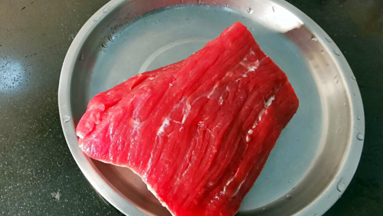 洋葱拌牛肉,<a style='color:red;display:inline-block;' href='/shicai/ 216'>牛肉</a>，上排或黄瓜条