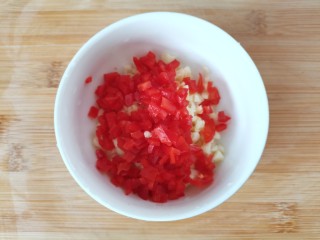 凉拌蒜蓉西兰花,红椒，蒜末放入碗中