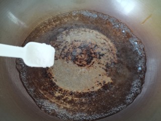凉拌蒜蓉西兰花,锅里水烧开加点油，盐