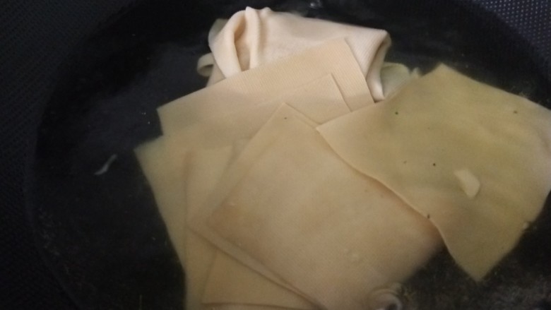 千张肉丝,准备千张切成大小相同的正方形再沸水里煮5分钟去除豆腥味