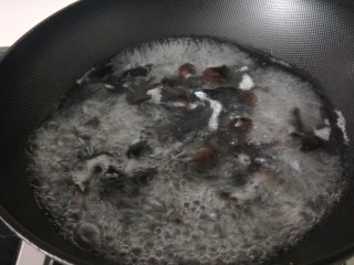 凉拌蒜蓉西兰花,黑木耳提前泡开在煮熟捞出来过凉放入盆中。
