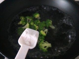 凉拌蒜蓉西兰花,西蓝花倒入开水锅焯一水，同时加入一勺盐保持绿色。