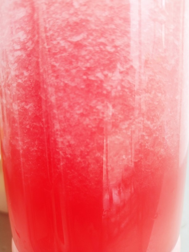 西瓜冻,炸成细腻的西瓜汁。