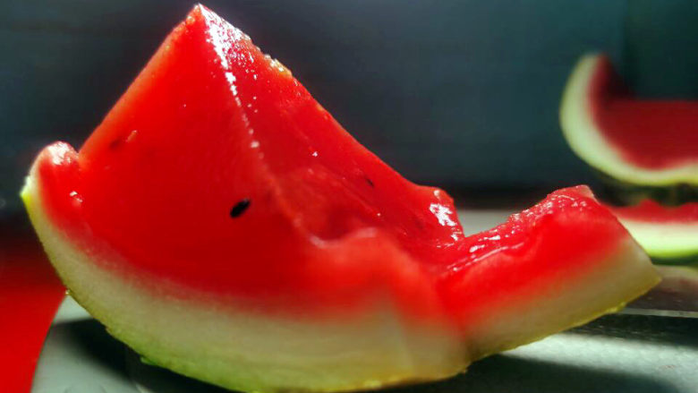 西瓜冻,还有另一个常规做法 ，利用挖出的西瓜肉的西瓜壳，加入西瓜汁冻出来的效果。