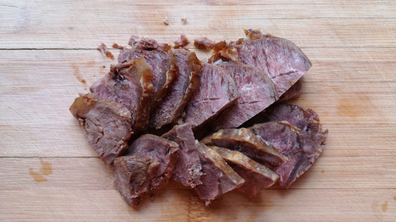 洋葱拌牛肉,牛肉切成厚片。