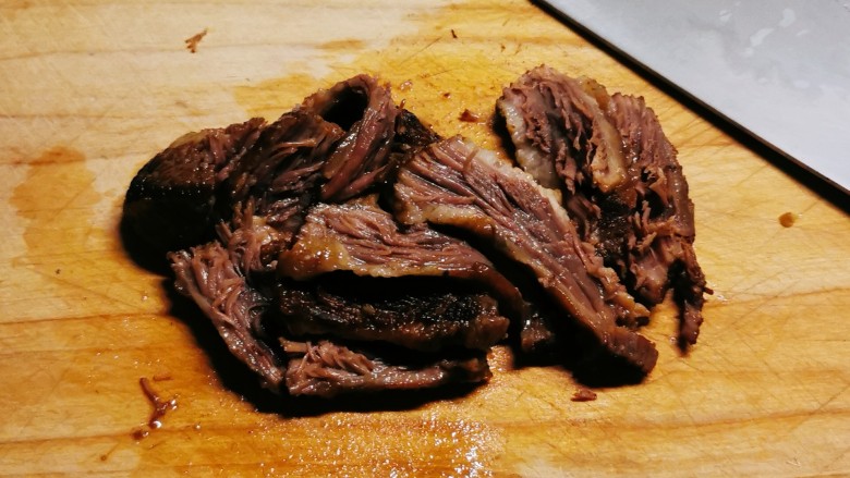 洋葱拌牛肉,加热好的牛肉切片。