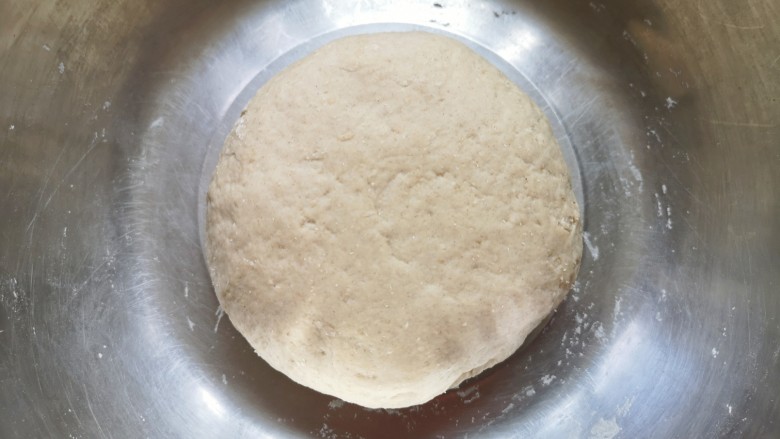 蔬菜肉饼,分次加入纯净水，揉成面团，盖上保鲜膜发酵至两倍大。