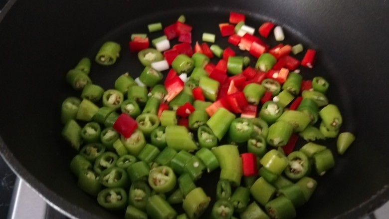 皮蛋炒青椒,切好的青椒直接倒入锅中干煸七成熟。
