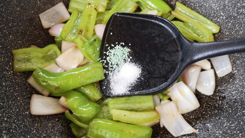 皮蛋炒青椒,根据自己的口味放盐和少许蔬之鲜调味。