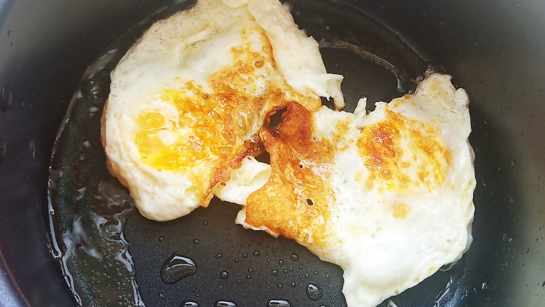 鱼头豆腐汤,两个鸡蛋煎成荷包蛋。