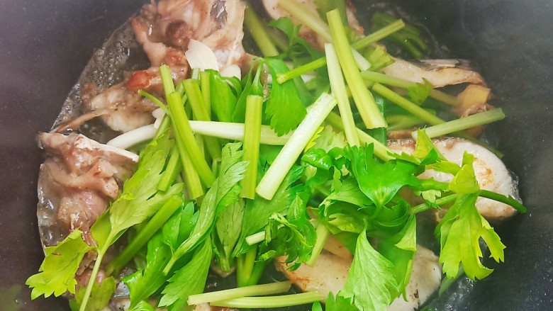 鱼头豆腐汤,等鱼的表面微黄时加入水芹和葱姜蒜炒出香气。