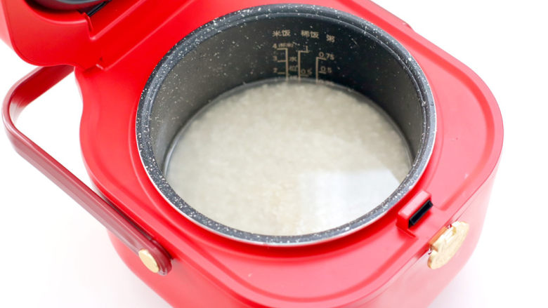 宝宝版端午卡通粽子,加入适量的清水，放入电饭煲中。