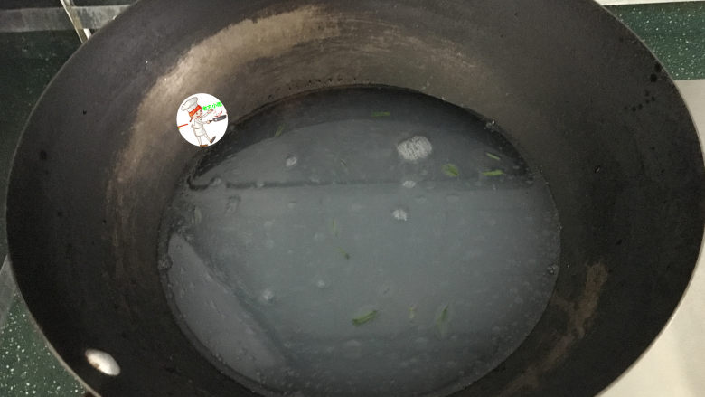 花蛤丝瓜汤,锅热倒油，下葱花爆香，再倒入沉淀好的蛤蜊汤