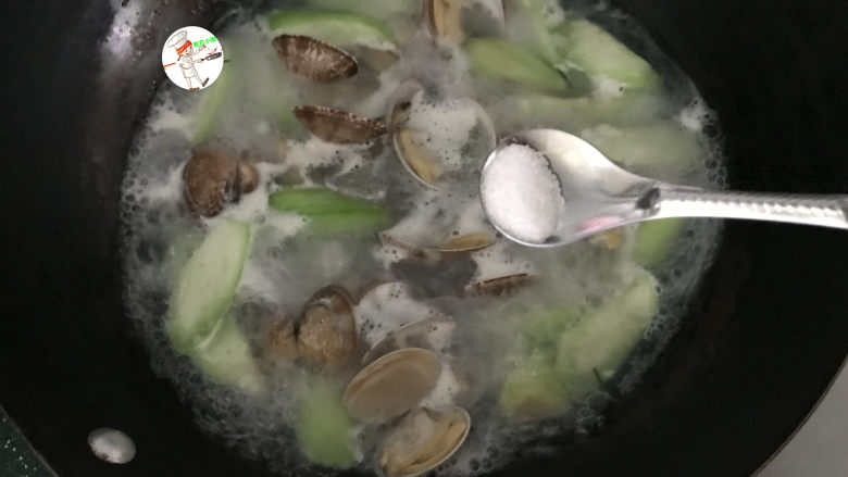 花蛤丝瓜汤,最后根据自家口味，加入少许的食盐调味