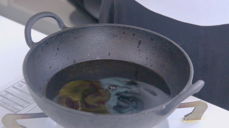 椒盐杏鲍菇,炸锅倒入食用油，中火加热到有小气泡产生