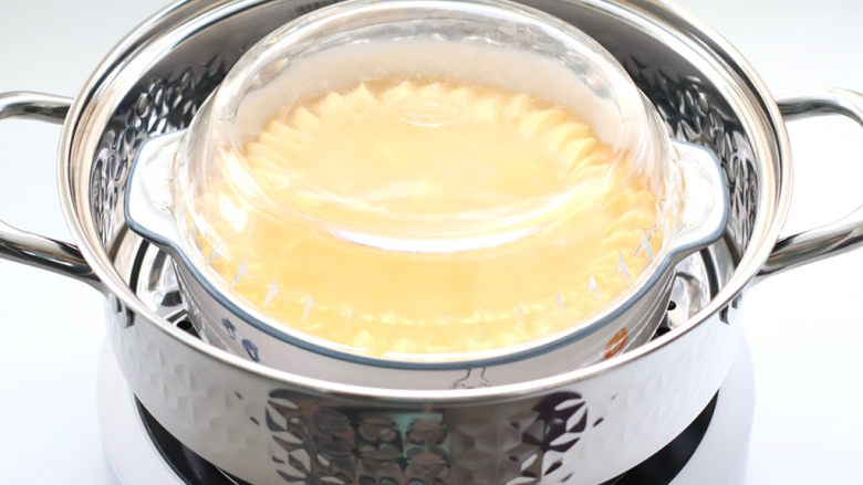 豆腐虾仁蒸蛋,盖上盖子，这样在蒸制的过程中蒸汽不会留到蛋液里。