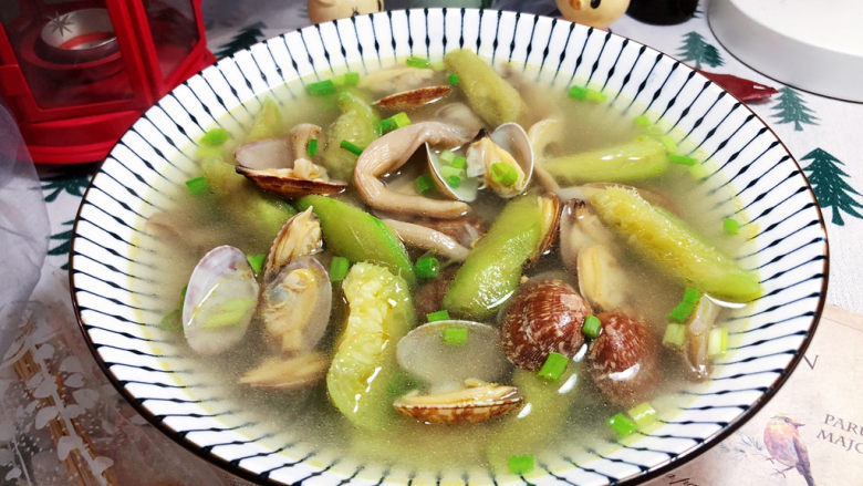 花蛤丝瓜汤➕花蛤平菇丝瓜汤,装盘，撒葱末即可上桌享用
