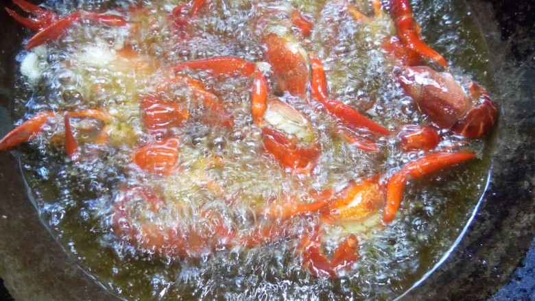 小龙虾拌面,<a style='color:red;display:inline-block;' href='/shicai/ 285'>小龙虾</a>洗净，油温五成热下锅，炸至六成熟捞出备用。