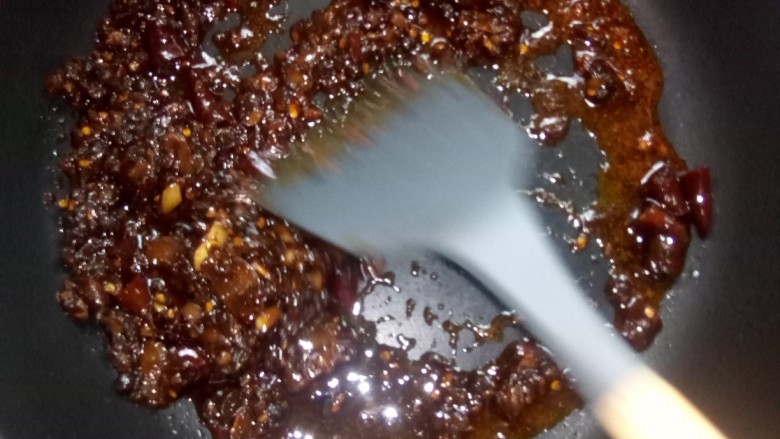 小龙虾拌面,平底锅放入坏酱，小火炒香。