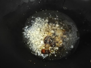 凉拌蒜蓉西兰花,爆香后加入少许水，再加入生抽，蚝油，盐，鸡精