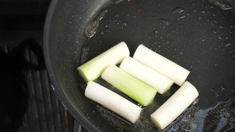 葱烧海参,2、热锅加油加入葱。