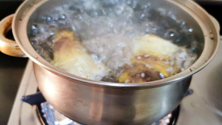 马蹄笋酱油沙拉,大火煮开，改小火煮40分钟左右