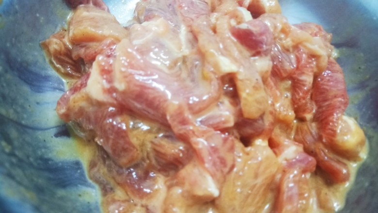 牛肉海鲜菇,抓拌均匀腌制15分钟。
