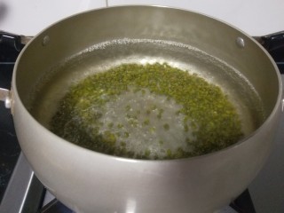 绿豆南瓜粥,找把烧水后放绿豆煮。