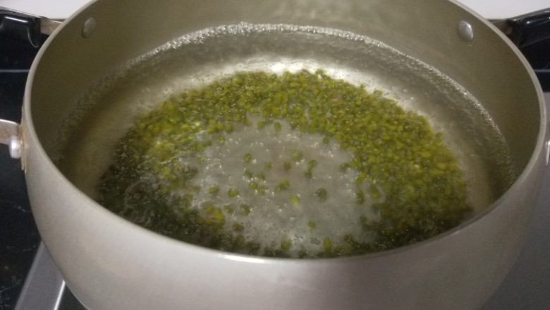 绿豆南瓜粥,找把烧水后放绿豆煮。
