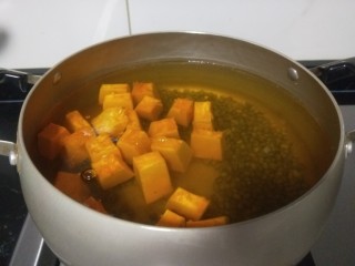 绿豆南瓜粥,绿豆煮半小时后放南瓜。