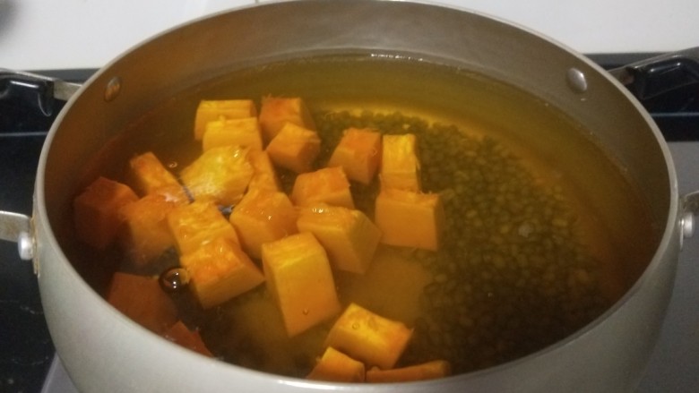 绿豆南瓜粥,绿豆煮半小时后放南瓜。