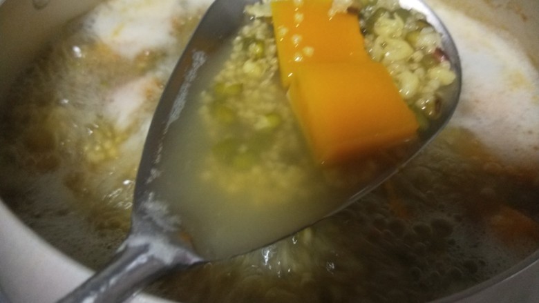 绿豆南瓜粥,放入小米中间小火慢熬。