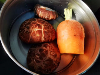 老干妈拌土豆丝,胡萝卜，香菇