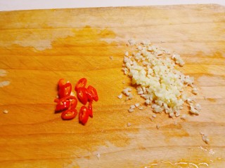 黄瓜拌木耳,蒜切碎，红尖椒切片。