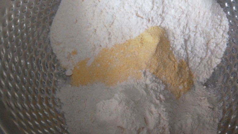 杂粮包子,比例是2：1：1高筋面粉是其余两种面粉的2倍