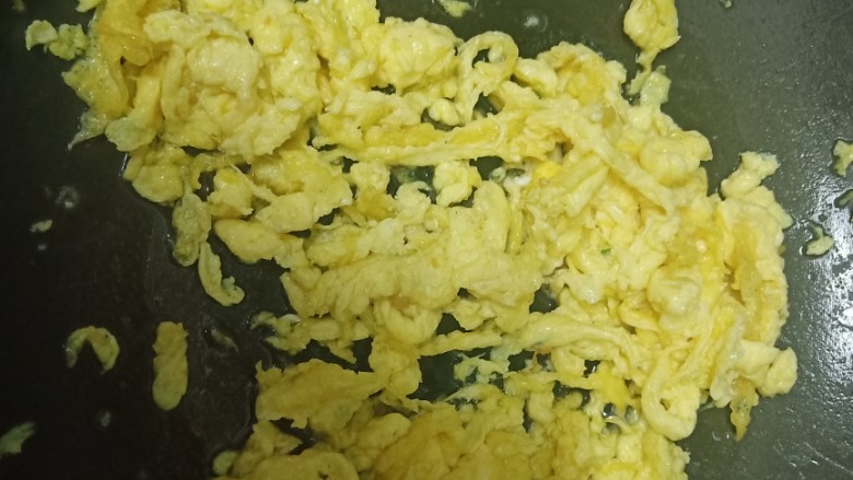 上汤八棱瓜,锅中放油，加入鸡蛋液滑熟后盛出备用。