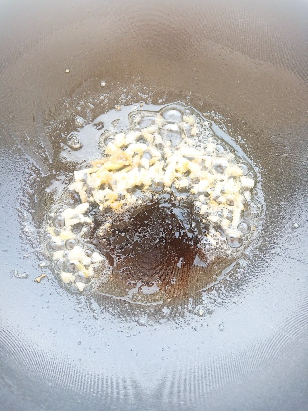 上汤八棱瓜,锅中放少许油，爆香姜蒜沫。