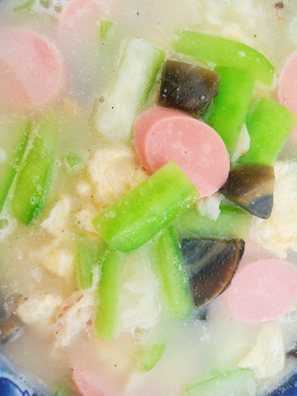 上汤八棱瓜,加入适量食盐调味即可。